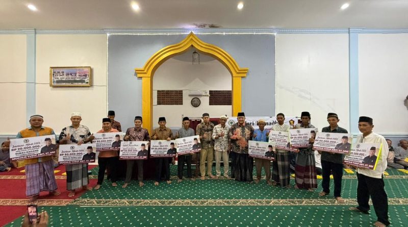 Anggota Komisi III DPRD Provinsi Sumatera Barat, Muchlis Yusuf Abit, melaksanakan Safari Ramadan di Kabupaten Pesisir Selatan (Pessel). Dalam kunjungan ke daerah pemilihannya tersebut, ia menyalurkan bantuan total senilai Rp460 juta untuk 8 masjid dan 3 musala, Kamis (5/3/2026). (Foto: IST)