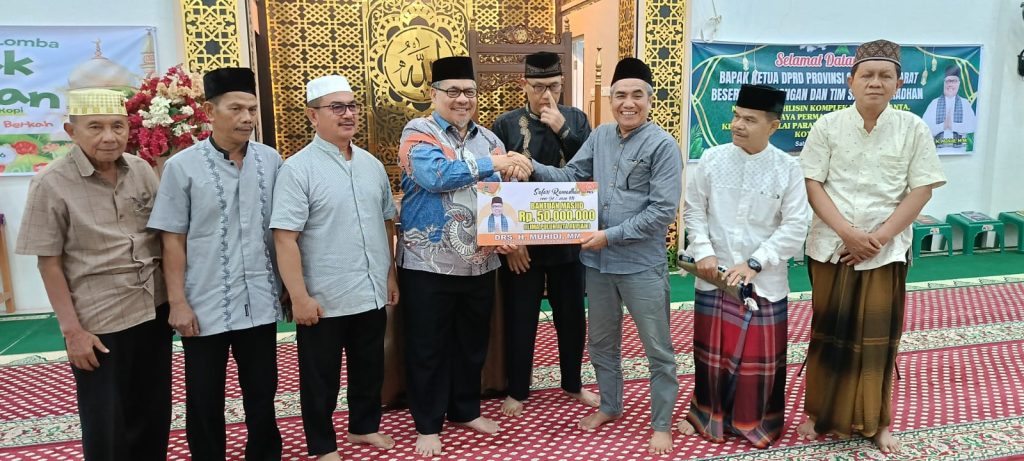 Ketua DPRD Provinsi Sumatera Barat, Muhidi, hadir memimpin rombongan sekaligus bersilaturahmi dengan jamaah di Masjid Muhlishin, Alai Parak Kopi, Kecamatan Padang Utara, Kota Padang, Sabtu (7/3/2026). (Foto: IST)