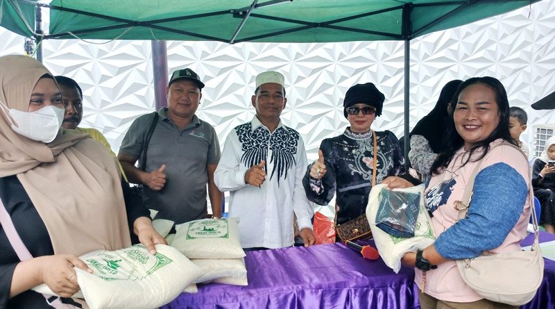 Ketua DPC Partai Gerindra Barito Utara, H. Tajeri, bersama keluarga besarnya menyelenggarakan kegiatan berbagi kasih dengan menyalurkan zakat harta kepada masyarakat. Acara ini dipusatkan di halaman kediaman pribadinya di Jalan A. Yani, Muara Teweh, Senin (9/3/2026). (Foto: IST)