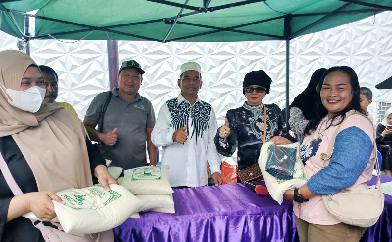 Ketua DPC Partai Gerindra Barito Utara, H. Tajeri, bersama keluarga besarnya menyelenggarakan kegiatan berbagi kasih dengan menyalurkan zakat harta kepada masyarakat. Acara ini dipusatkan di halaman kediaman pribadinya di Jalan A. Yani, Muara Teweh, Senin (9/3/2026). (Foto: IST)