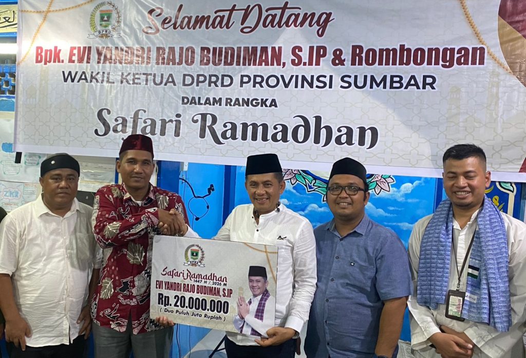 Wakil Ketua DPRD Provinsi Sumatera Barat, Evi Yandri Rajo Budiman, melaksanakan kunjungan Safari Ramadan di Musala Nur Ishlah, Kelurahan Sawahan Timur, Sabtu (7/3/2026). Dalam kunjungan tersebut, ia menyerahkan bantuan dana pembangunan sebesar Rp20 juta. (Foto: IST)