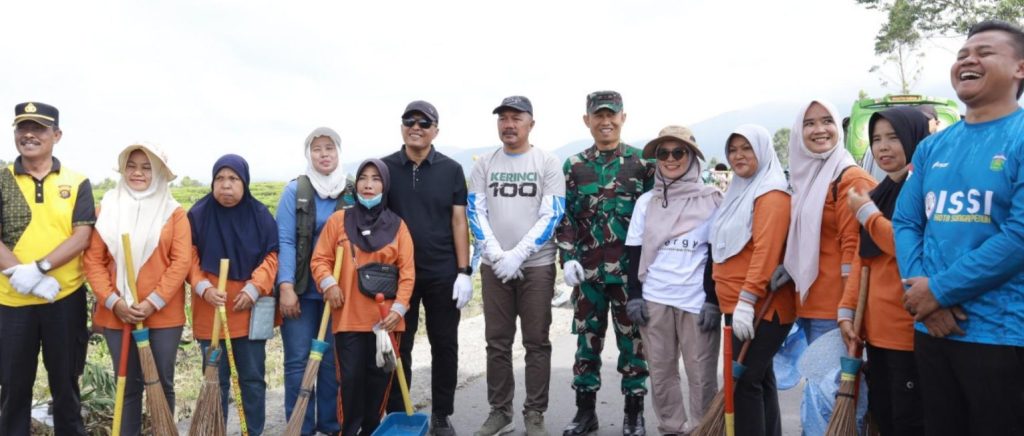 Pemerintah Kabupaten Kerinci kembali melaksanakan Gerakan Nasional Indonesia ASRI (Aman, Sehat, Resik, dan Indah) tahun 2026. Kegiatan yang bertujuan memperkuat kelestarian lingkungan ini dipusatkan di Kecamatan Kayu Aro Barat, Minggu (8/3/2026). (Foto: IST)