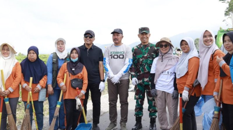 Pemerintah Kabupaten Kerinci kembali melaksanakan Gerakan Nasional Indonesia ASRI (Aman, Sehat, Resik, dan Indah) tahun 2026. Kegiatan yang bertujuan memperkuat kelestarian lingkungan ini dipusatkan di Kecamatan Kayu Aro Barat, Minggu (8/3/2026). (Foto: IST)