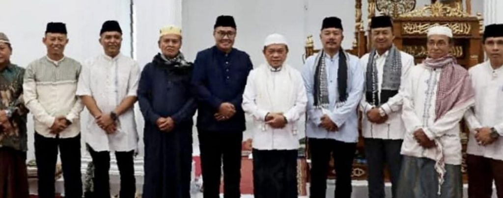 Bupati Kerinci, Monadi, mendampingi Gubernur Jambi, Al Haris, dalam agenda Safari Ramadan Pemerintah Provinsi Jambi di Desa Baru Lempur, Kecamatan Gunung Raya, Jumat (6/3/2026). (Foto: IST)
