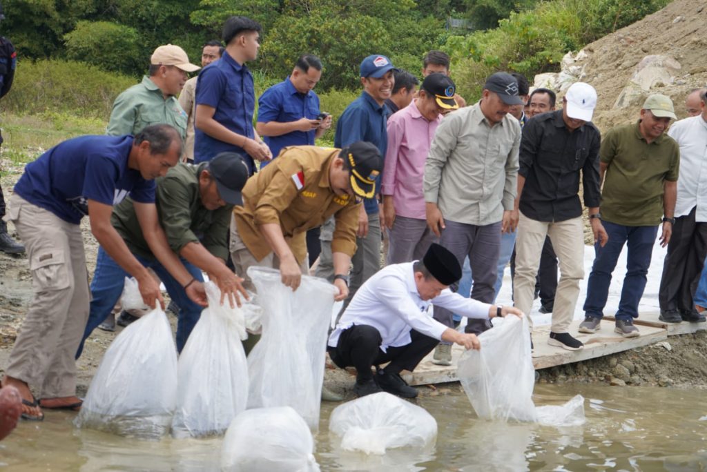 Di sela agenda Safari Ramadan, Bupati Kerinci Monadi dan Wakil Bupati Murison mendampingi Gubernur Jambi, Al Haris, melakukan kunjungan kerja strategis di wilayah Danau Kerinci, Sabtu (7/3/2026). (Foto: IST)