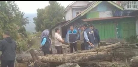 Bupati Kerinci, Monadi, meninjau langsung lokasi terdampak banjir di Desa Tangkil dan Desa Jernih Jaya, Kecamatan Gunung Tujuh, Jumat (6/2/2026). Dalam peninjauan tersebut, Bupati didampingi oleh Kepala Dinas PUPR Kerinci, Maya Novefri Handayani. (Foto: IST)