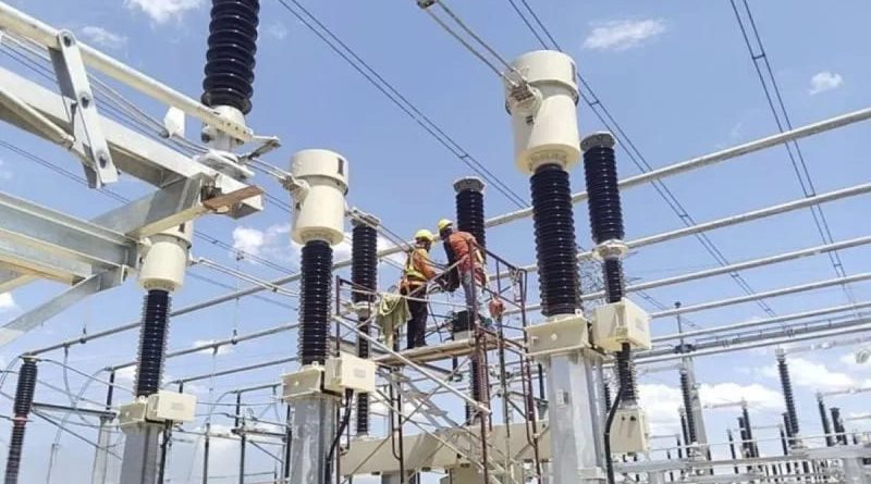 Petugas PLN NPC ketika melakukan pengecekan akhir pada infrastruktur kelistrikan Feeder Station (FS) 01 di Tunjung, Kelantan, Malaysia. (Foto: Dok.PT PLN)