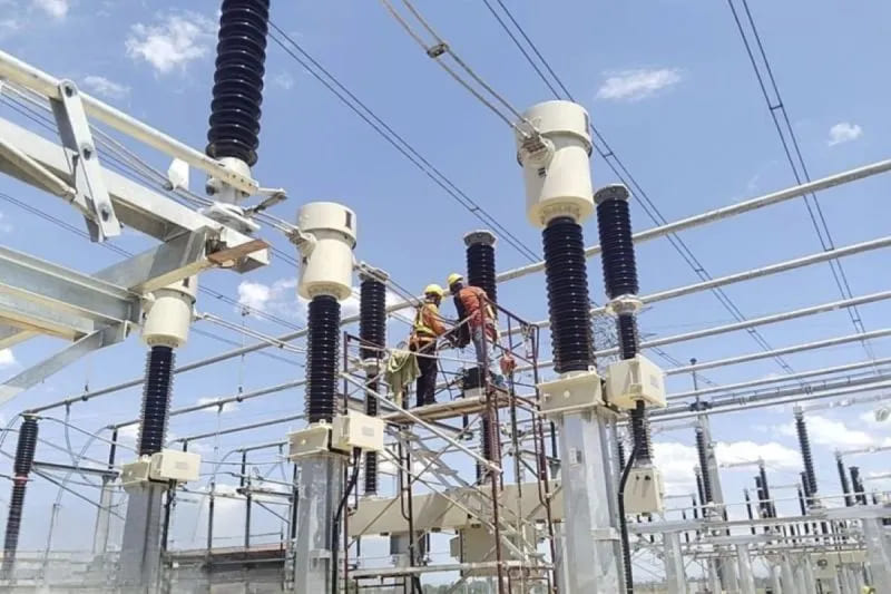 Petugas PLN NPC ketika melakukan pengecekan akhir pada infrastruktur kelistrikan Feeder Station (FS) 01 di Tunjung, Kelantan, Malaysia. (Foto: Dok.PT PLN)