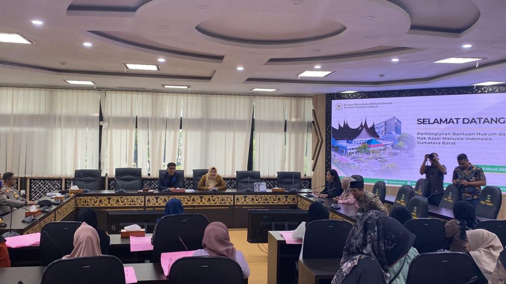 Anggota Komisi IV DPRD Provinsi Sumatera Barat, Gino Irwan, menerima audiensi dari Perhimpunan Bantuan Hukum dan Hak Asasi Manusia (PBHI) Sumatera Barat, Senin (9/3/2026). (Foto: IST)
