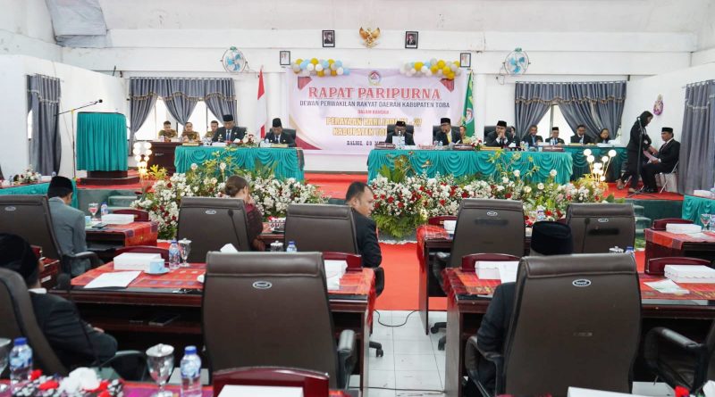 Bupati Toba, Effendi Sintong P. Napitupulu, didampingi Wakil Bupati Audi Murphy O. Sitorus, menyampaikan harapan besar agar kabupaten ini terus berbenah. Ia menargetkan visi "Toba Mantap" dapat segera terwujud demi kesejahteraan seluruh masyarakat Toba ke depannya. (Foto: IST)