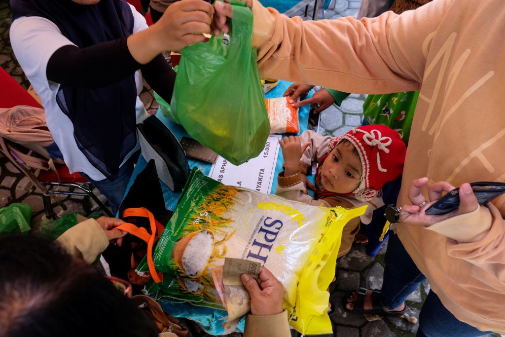 Warga membeli sembako saat pelaksanaan Gerakan Pangan Murah (GPM) serentak se- Jawa Tegah di Kecamatan Serengan, Solo, Jawa Tengah, Jumat (6/3/2026). (Foto: ANTARAFOTO/Maulana Surya/wsj)