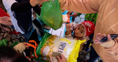 Warga membeli sembako saat pelaksanaan Gerakan Pangan Murah (GPM) serentak se- Jawa Tegah di Kecamatan Serengan, Solo, Jawa Tengah, Jumat (6/3/2026). (Foto: ANTARAFOTO/Maulana Surya/wsj)