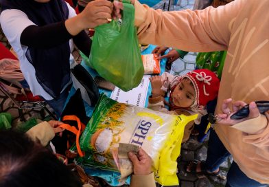 Warga membeli sembako saat pelaksanaan Gerakan Pangan Murah (GPM) serentak se- Jawa Tegah di Kecamatan Serengan, Solo, Jawa Tengah, Jumat (6/3/2026). (Foto: ANTARAFOTO/Maulana Surya/wsj)