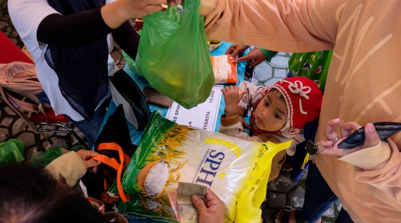 Warga membeli sembako saat pelaksanaan Gerakan Pangan Murah (GPM) serentak se- Jawa Tegah di Kecamatan Serengan, Solo, Jawa Tengah, Jumat (6/3/2026). (Foto: ANTARAFOTO/Maulana Surya/wsj)