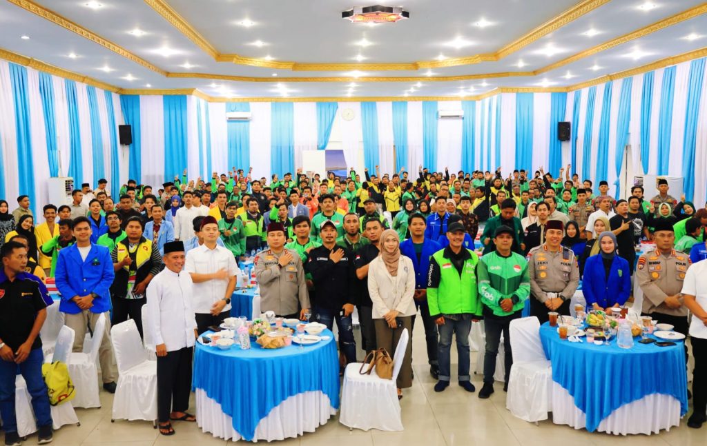 Kapolda Riau, Irjen Pol Herry Heryawan, menggelar kegiatan buka puasa bersama komunitas "Ojol Kamtibmas" dan mahasiswa se-Provinsi Riau, Senin (9/3/2026). (Foto: Humas Polda Riau)