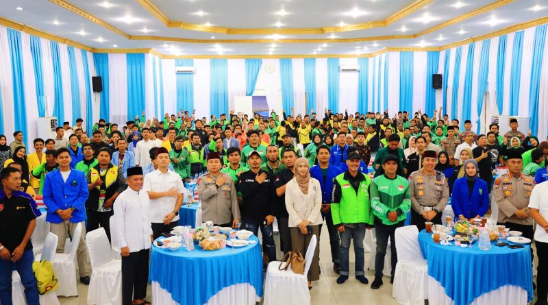 Kapolda Riau, Irjen Pol Herry Heryawan, menggelar kegiatan buka puasa bersama komunitas "Ojol Kamtibmas" dan mahasiswa se-Provinsi Riau, Senin (9/3/2026). (Foto: Humas Polda Riau)