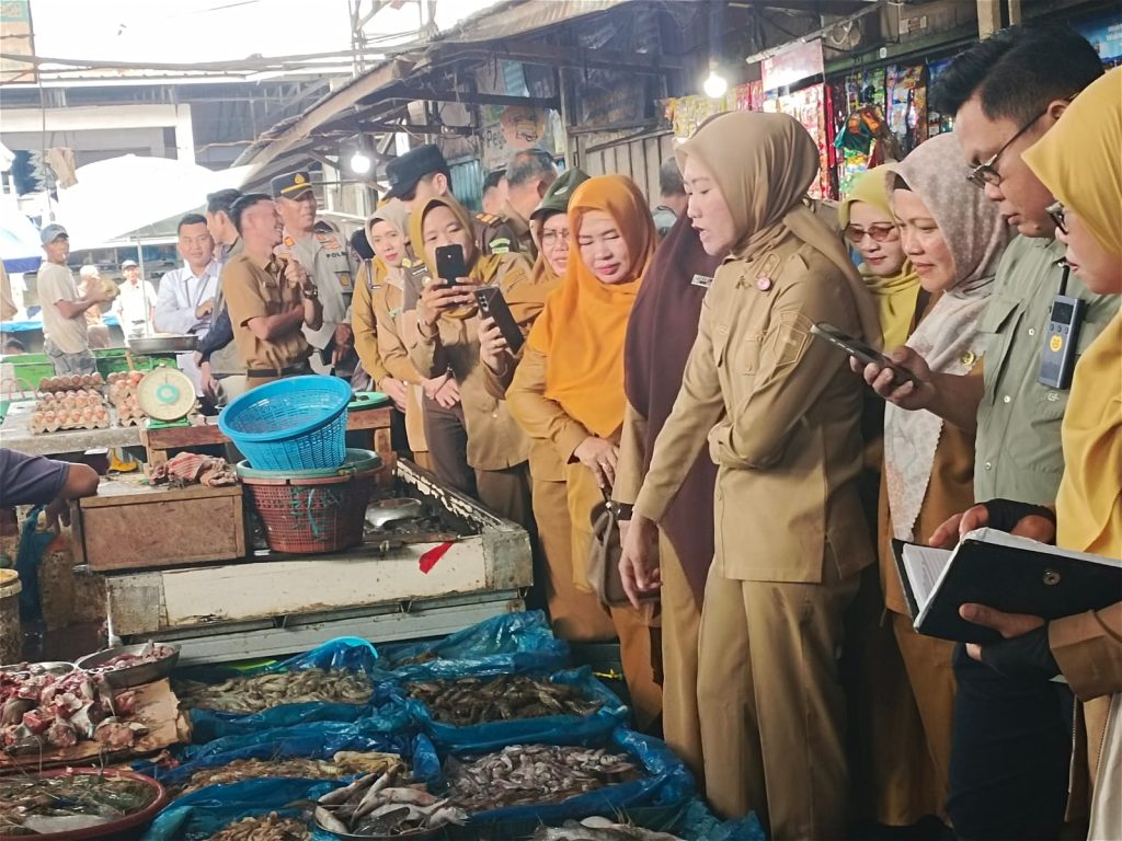 Wakil Bupati Lahat Widia Ningsih saat sidak pasar tradisional, guna memastikan kebutuhan pangan tercukupi sebelum menjelang hari raya Idul Fitri. (Foto: IST)