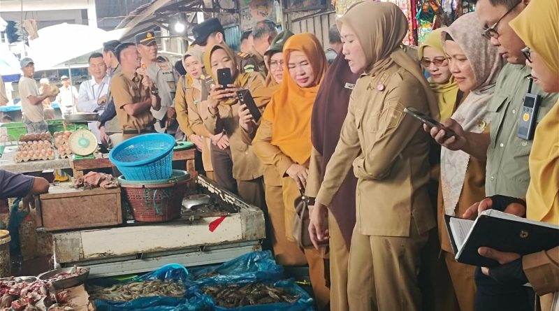 Wakil Bupati Lahat Widia Ningsih saat sidak pasar tradisional, guna memastikan kebutuhan pangan tercukupi sebelum menjelang hari raya Idul Fitri. (Foto: IST)