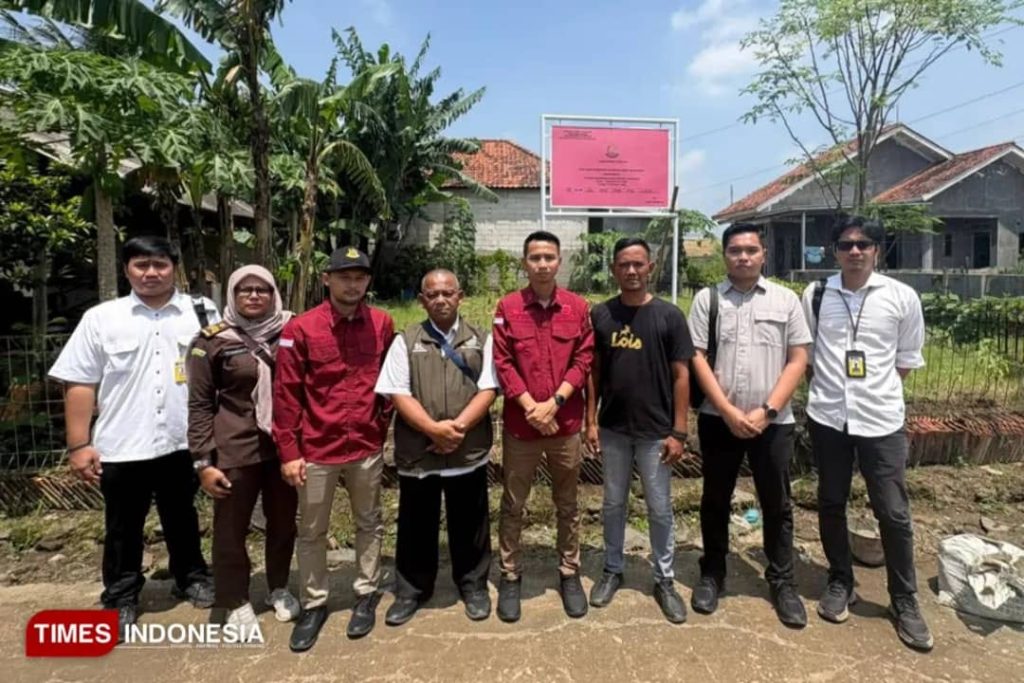 Kejaksaan Negeri (Kejari) Kabupaten Majalengka melakukan tindakan tegas dengan menyita satu bidang tanah milik terpidana korupsi, Haji Raskama, Rabu (11/3/2026). (Foto: IST)