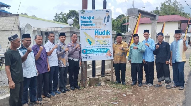 Kepala Kantor Kementerian Agama Kabupaten Solok Selatan, Fitriyoni, gelar 𝗞𝗶𝗰𝗸 𝗢𝗳𝗳 𝗣𝗿𝗼𝗴𝗿𝗮𝗺 𝗠𝗮𝘀𝗷𝗶𝗱 𝗥𝗮𝗺𝗮𝗵 𝗣𝗲𝗺𝘂𝗱𝗶𝗸 di Masjid Al-Jabar Nur, Jorong Letter W, Nagari Lubuak Gadang Tenggara Kecamatan Sangir, Rabu (11/03/2026). (Foto: IST)