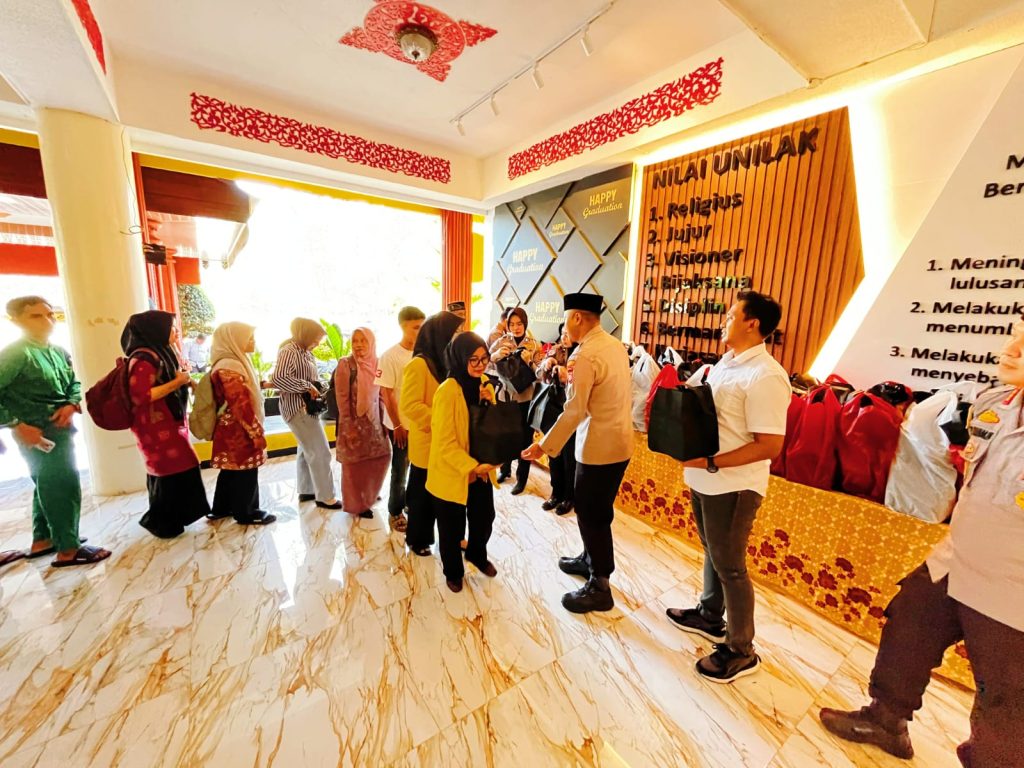Polresta Pekanbaru menunjukkan kepeduliannya di bulan suci Ramadan 1447 H dengan menggelar aksi berbagi takjil di Universitas Lancang Kuning (Unilak), Rabu (11/3/2026). (Foto: Humas Polresta Pekanbaru)