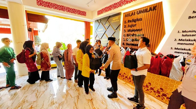 Polresta Pekanbaru menunjukkan kepeduliannya di bulan suci Ramadan 1447 H dengan menggelar aksi berbagi takjil di Universitas Lancang Kuning (Unilak), Rabu (11/3/2026). (Foto: Humas Polresta Pekanbaru)