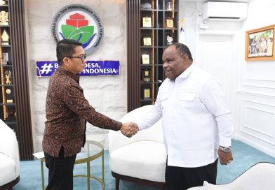 Mendes PDT Yandri Susanto dalam audiensi dengan Bupati Yahukimo Didimus Yahuli di Kantor Kemendes PDT, Jakarta (Foto: Humas Kemendes PDT)