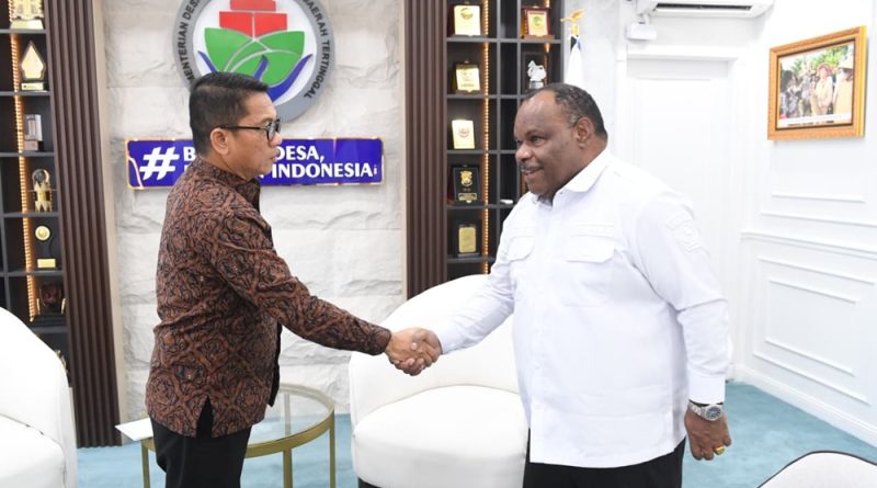 Mendes PDT Yandri Susanto dalam audiensi dengan Bupati Yahukimo Didimus Yahuli di Kantor Kemendes PDT, Jakarta (Foto: Humas Kemendes PDT)