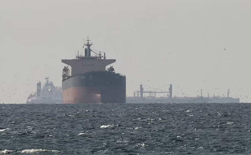 Sejumlah kapal tanker berlayar di Teluk, dekat Selat Hormuz, sebagaimana terlihat dari wilayah utara Ras al-Khaimah, di dekat perbatasan dengan kegubernuran Musandam, Oman, di tengah konflik AS-Israel dengan Iran, di Uni Emirat Arab, Kamis, (11/3/2026). (Foto: Reuters)