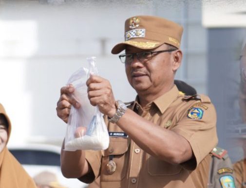 Wakil Bupati Kerinci, H. Murison, S.Pd., S.Sos., M.Si., memimpin upacara dan apel kerja gabungan di halaman Kantor Bupati Kerinci, Bukit Tengah Siulak, Senin (2/3/2026). (Foto: Kominfo Kerinci)