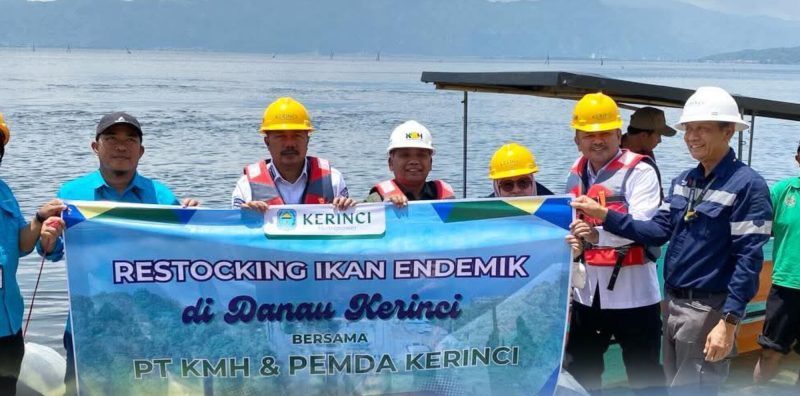 Bupati Kerinci, Monadi, memimpin langsung kegiatan restocking atau penebaran kembali ikan endemik di kawasan Danau Kerinci, Rabu (11/2/2026). (Foto: Kominfo Kerinci)