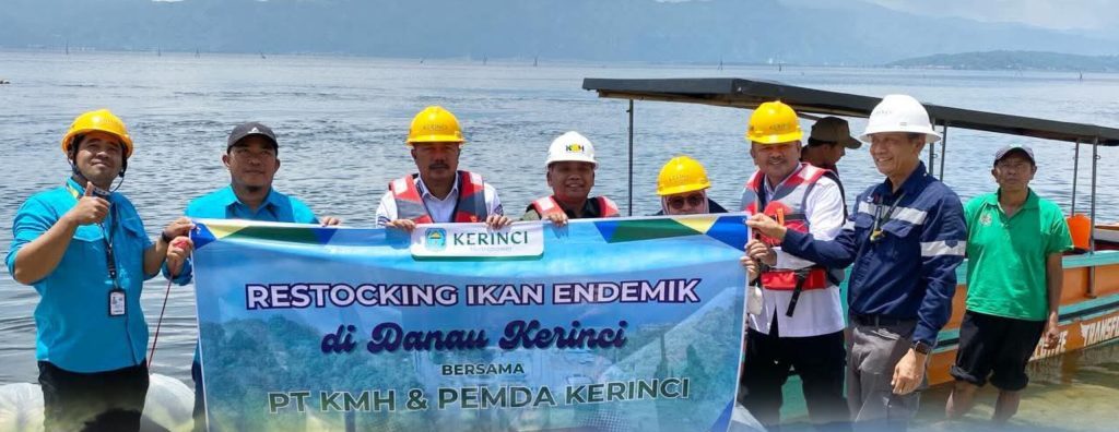 Bupati Kerinci, Monadi, memimpin langsung kegiatan restocking atau penebaran kembali ikan endemik di kawasan Danau Kerinci, Rabu (11/2/2026). (Foto: Kominfo Kerinci)