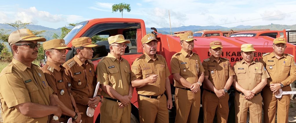 Bupati Kerinci, Monadi, S.Sos., M.Si., didampingi Wakil Bupati H. Murison secara resmi menyerahkan kendaraan operasional pengangkut sampah tahap II. Penyerahan armada ini dilakukan di tengah upacara apel gabungan di halaman Kantor Bupati Kerinci, Senin (12/1/2026). (Foto: Kominfo Kerinci)