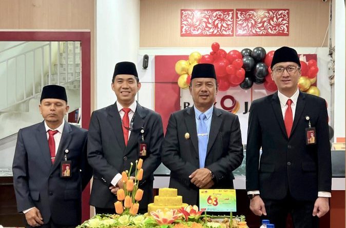 Wakil Bupati Kerinci, H. Murison, S.Pd., S.Sos., M.Si., bertindak sebagai Inspektur Upacara pada Peringatan Hari Ulang Tahun (HUT) ke-63 Bank Jambi. Upacara yang berlangsung khidmat ini digelar di halaman Kantor Bank Jambi Cabang Kerinci, Kamis (8/1/2026). (Foto: Kominfo Kerinci)