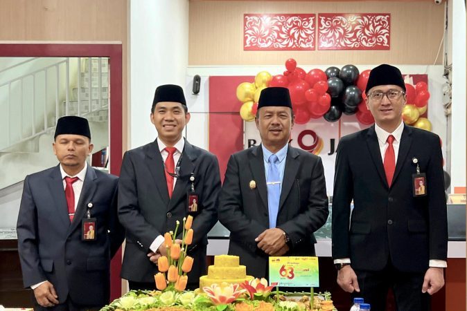 Wakil Bupati Kerinci, H. Murison, S.Pd., S.Sos., M.Si., bertindak sebagai Inspektur Upacara pada Peringatan Hari Ulang Tahun (HUT) ke-63 Bank Jambi. Upacara yang berlangsung khidmat ini digelar di halaman Kantor Bank Jambi Cabang Kerinci, Kamis (8/1/2026). (Foto: Kominfo Kerinci)