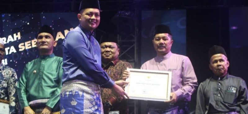 Kabupaten Kerinci kembali menorehkan prestasi membanggakan di tingkat nasional melalui kekayaan budayanya. Bupati Kerinci, Monadi, S.Sos., M.Si., menerima dua penganugerahan prestisius dalam acara Malam Keagungan Melayu 2026 yang berlangsung di Arena Eks MTQ Jambi, Selasa malam (6/1/2026). (Foto: Kominfo Kerinci)