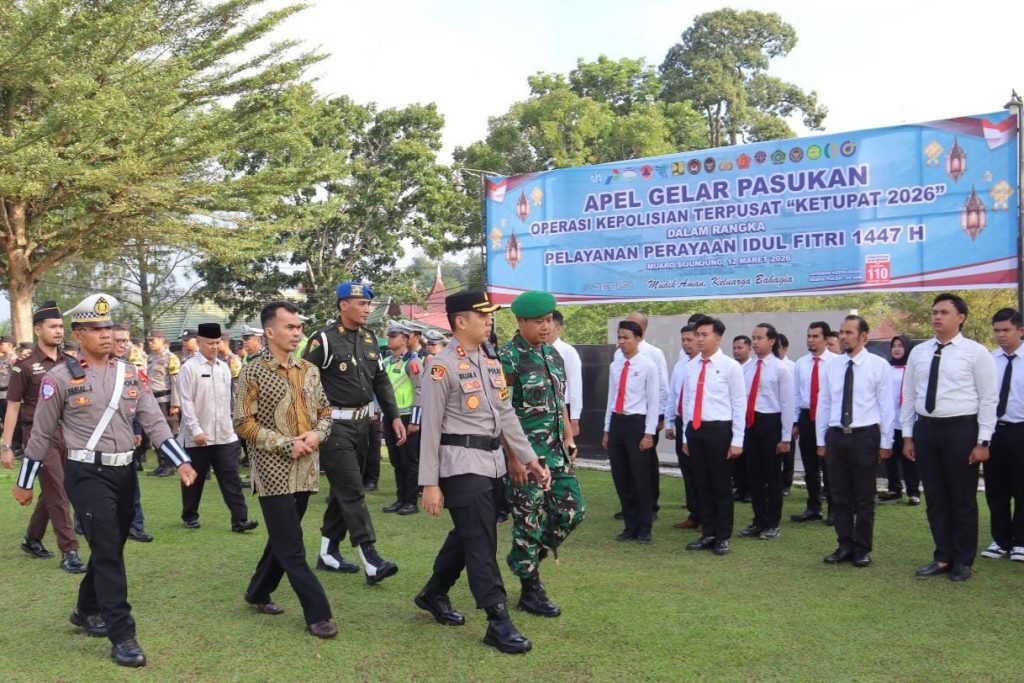 Kepolisian Resor (Polres) Sijunjung resmi memulai Operasi Ketupat 2026 melalui Apel Gelar Pasukan di Lapangan Mapolres Sijunjung, Kamis (12/3/2026). Kegiatan ini bertujuan untuk memastikan kesiapan total dalam mengamankan arus mudik dan perayaan Idul Fitri 1447 Hijriah. (Foto: IST)
