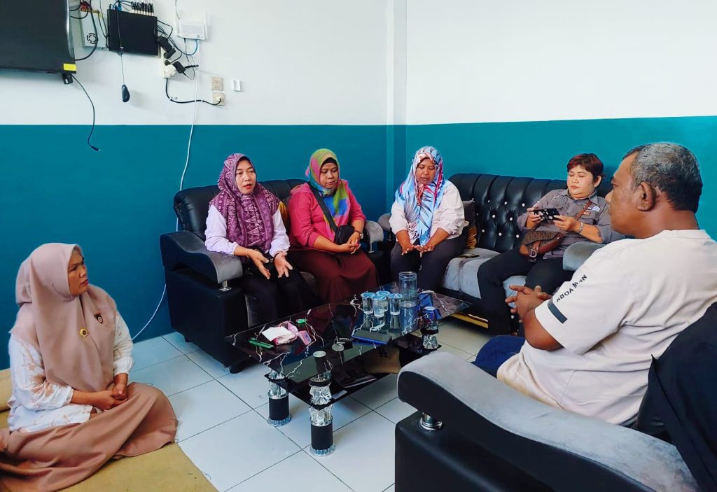 Wali murid SD Negeri 133 Pekanbaru didampingi Ketua DPD Asosiasi Keluarga Pers Riau (AKPERSI) melakukan kunjungan silaturahmi ke SPPG Tenayan Raya, Rabu (12/3/2026). (Foto: IST)