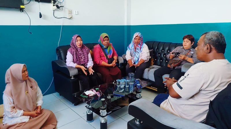 Wali murid SD Negeri 133 Pekanbaru didampingi Ketua DPD Asosiasi Keluarga Pers Riau (AKPERSI) melakukan kunjungan silaturahmi ke SPPG Tenayan Raya, Rabu (12/3/2026). (Foto: IST)