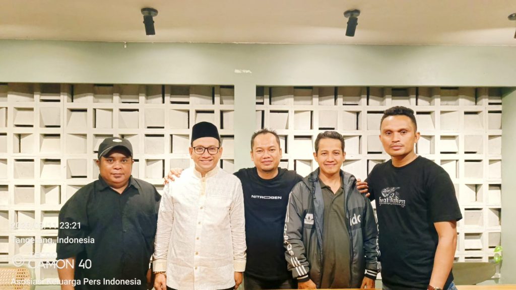 Dewan Pimpinan Pusat Asosiasi Keluarga Pers Indonesia (DPP AKPERSI) menggelar pertemuan silaturahmi strategis bersama Presiden DPP Lumbung Informasi Rakyat (LIRA), Andi Syafrani. Pertemuan yang berlangsung pada Rabu (11/03/2026) ini menjadi tonggak penting dalam memperkuat sinergi organisasi. (Foto: AKPERSI)