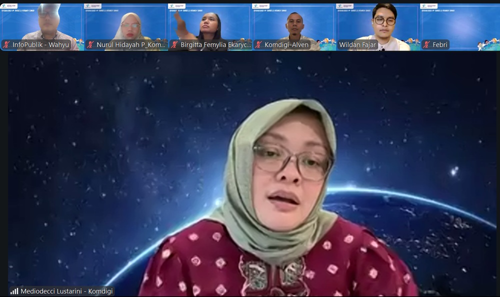 Sekretaris Direktorat Jenderal Pengawasan Ruang Digital Kemkomdigi, Mediodecci Lustarini dalam Sosialisasi Kebijakan PP Tunas dan Permen Tunas bagi pegawai di lingkungan Direktorat Jenderal Komunikasi Publik dan Media secara daring dari Jakarta, Kamis (12/3/2026). (Foto: Cuplikan Zoom)