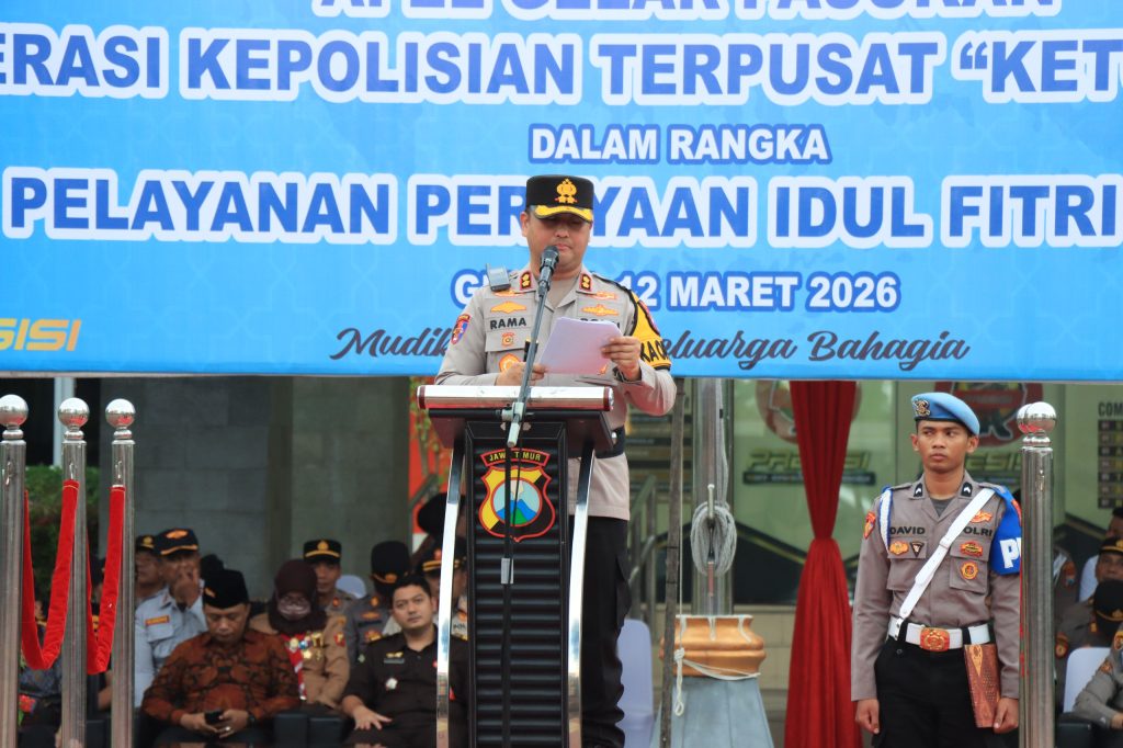 Kepolisian Resor (Polres) Gresik resmi memulai persiapan pengamanan arus mudik Lebaran melalui Apel Gelar Pasukan Operasi Ketupat Semeru 2026. Kegiatan ini dilaksanakan di halaman Mapolres Gresik pada Kamis sore (12/3/2026) sebagai langkah pengecekan akhir kesiapan personel dan armada. (Foto: IST)