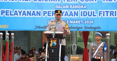 Kepolisian Resor (Polres) Gresik resmi memulai persiapan pengamanan arus mudik Lebaran melalui Apel Gelar Pasukan Operasi Ketupat Semeru 2026. Kegiatan ini dilaksanakan di halaman Mapolres Gresik pada Kamis sore (12/3/2026) sebagai langkah pengecekan akhir kesiapan personel dan armada. (Foto: IST)