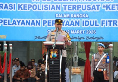 Kepolisian Resor (Polres) Gresik resmi memulai persiapan pengamanan arus mudik Lebaran melalui Apel Gelar Pasukan Operasi Ketupat Semeru 2026. Kegiatan ini dilaksanakan di halaman Mapolres Gresik pada Kamis sore (12/3/2026) sebagai langkah pengecekan akhir kesiapan personel dan armada. (Foto: IST)