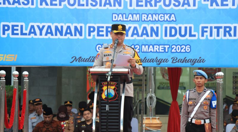 Kepolisian Resor (Polres) Gresik resmi memulai persiapan pengamanan arus mudik Lebaran melalui Apel Gelar Pasukan Operasi Ketupat Semeru 2026. Kegiatan ini dilaksanakan di halaman Mapolres Gresik pada Kamis sore (12/3/2026) sebagai langkah pengecekan akhir kesiapan personel dan armada. (Foto: IST)
