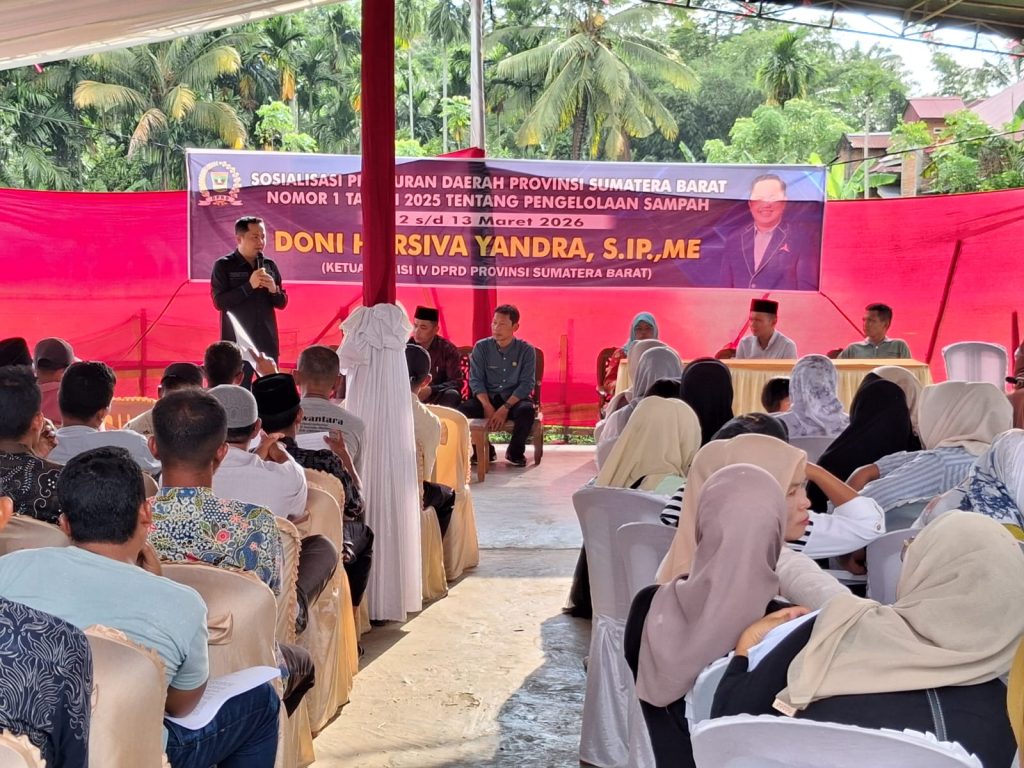 Ketua Komisi IV DPRD Provinsi Sumatera Barat, Doni Harsiva Yandra, menggelar sosialisasi Peraturan Daerah (Perda) Nomor 8 Tahun 2018 tentang Pengelolaan Sampah Regional. Kegiatan ini berlangsung di Posko Kelompok Tani Batu Tapak, Nagari Padang XI Punggasan, Kabupaten Pesisir Selatan, Jumat (13/3/2026). (Foto: IST)