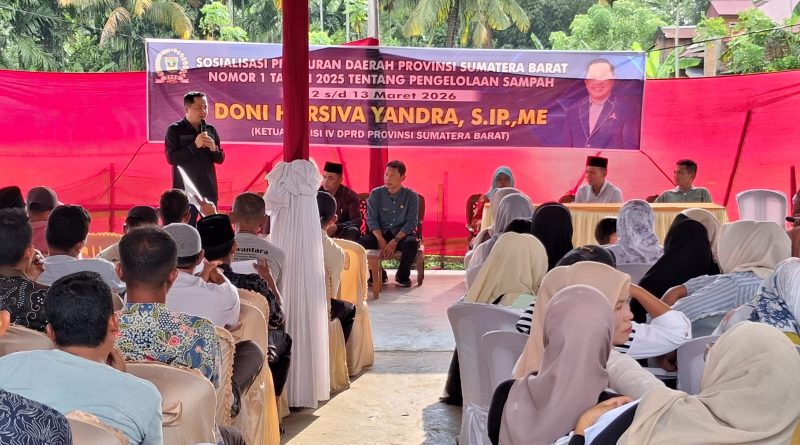 Ketua Komisi IV DPRD Provinsi Sumatera Barat, Doni Harsiva Yandra, menggelar sosialisasi Peraturan Daerah (Perda) Nomor 8 Tahun 2018 tentang Pengelolaan Sampah Regional. Kegiatan ini berlangsung di Posko Kelompok Tani Batu Tapak, Nagari Padang XI Punggasan, Kabupaten Pesisir Selatan, Jumat (13/3/2026). (Foto: IST)