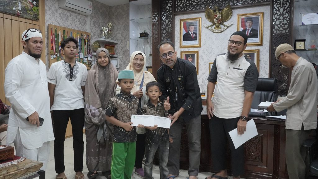 Sekretaris Dewan Perwakilan Rakyat Daerah (DPRD) Provinsi Sumatera Barat, Maifrizon, menyerahkan santunan kepada puluhan anak yatim pada Jumat (13/3/2026). (Foto: IST)