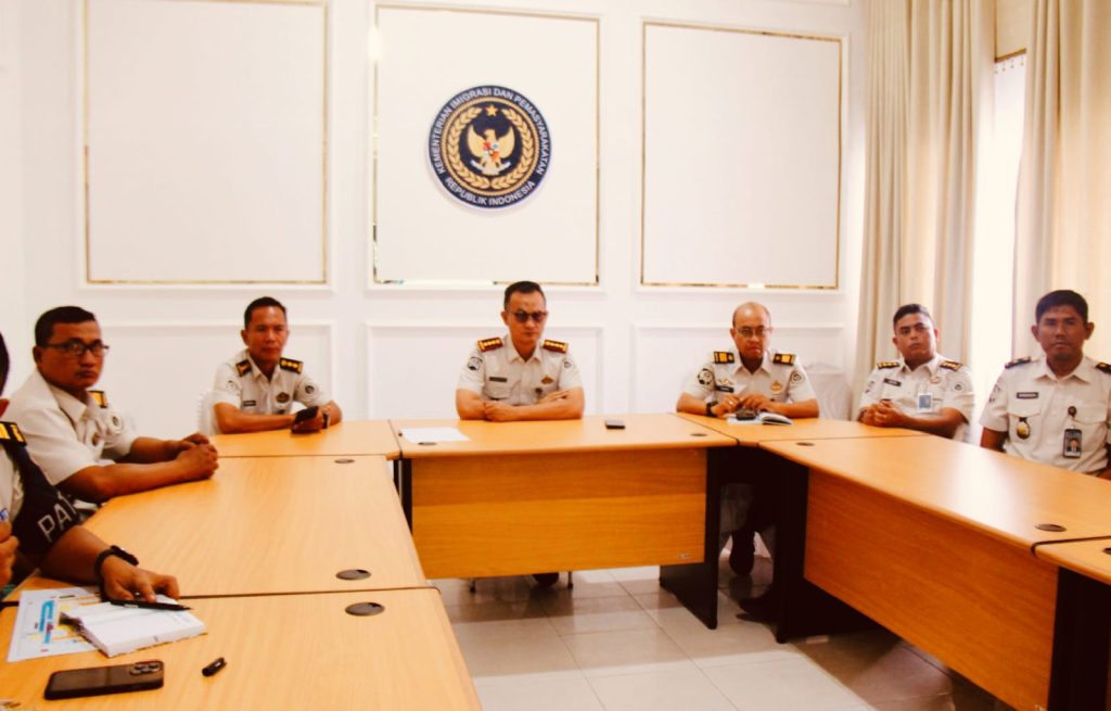 Kepala Lembaga Pemasyarakatan (Lapas) Kelas IIA Pekanbaru, Yuniarto, bersama jajaran pejabat struktural mengikuti kegiatan penguatan tugas dan fungsi pemasyarakatan secara virtual, Kamis (12/03/2026). (Foto: Humas Lapas llA Pekanbaru)