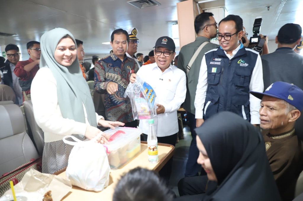 Menteri Koordinator Bidang Pembangunan Manusia dan Kebudayaan (Menko PMK), Pratikno, menegaskan komitmen pemerintah untuk mengawal kelancaran arus mudik dan balik Lebaran 2026. Pernyataan tersebut disampaikan saat beliau memimpin Rapat Koordinasi Persiapan Arus Mudik di Dermaga Eksekutif Pelabuhan ASDP Merak, Banten, Jumat (13/3/2026). (Foto: Humas Kemenko PMK)